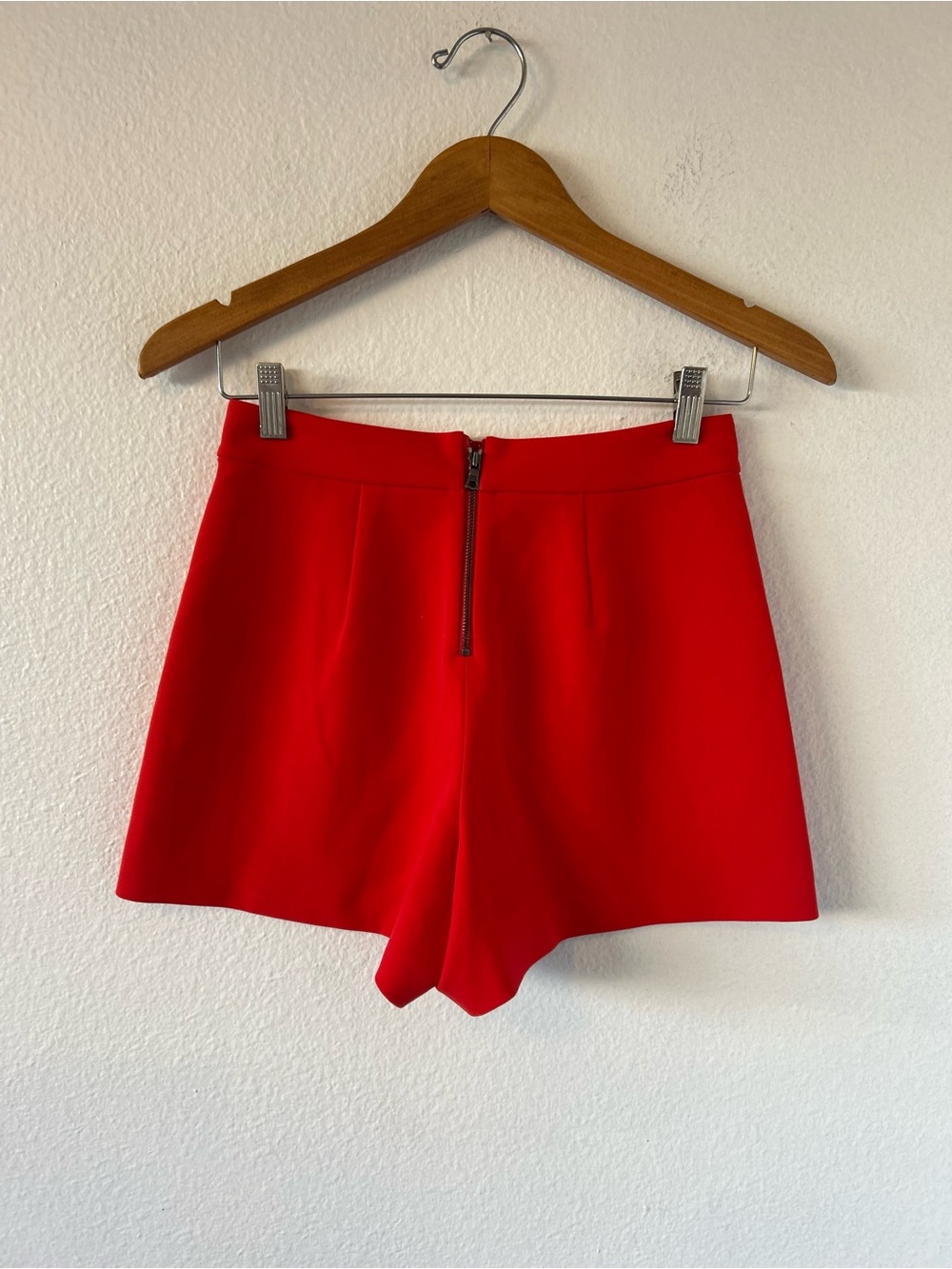 Alice + Olivia Red High-Waist Women's Shorts Size 0 - Picture 5 of 9